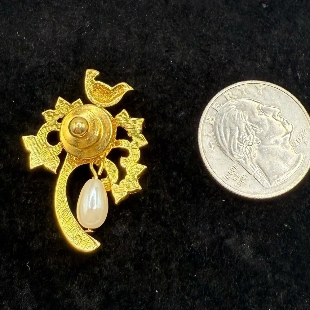 Vintage Avon Gold Tone Bird Floral Brooch Pearl Accent